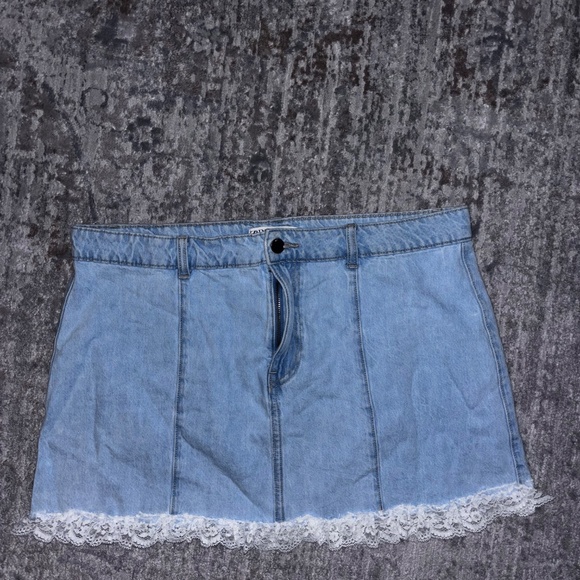 Mini Jean skirt with lace trim - Picture 2 of 4